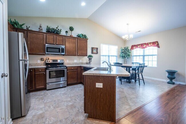 Building Photo - **3/2 Ranch Style Home with Fenced In Yard**