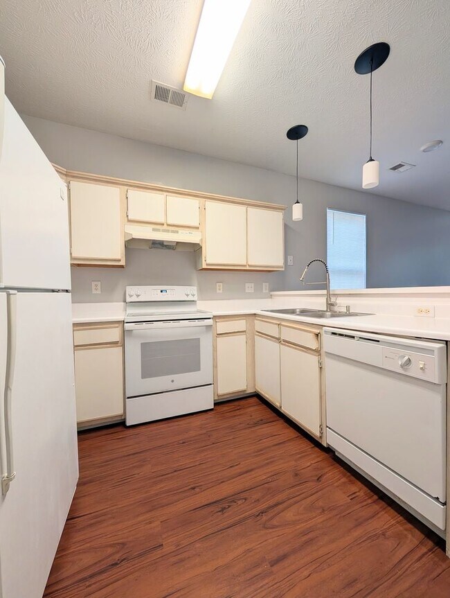 Foto del edificio - 484 River Oaks Dr