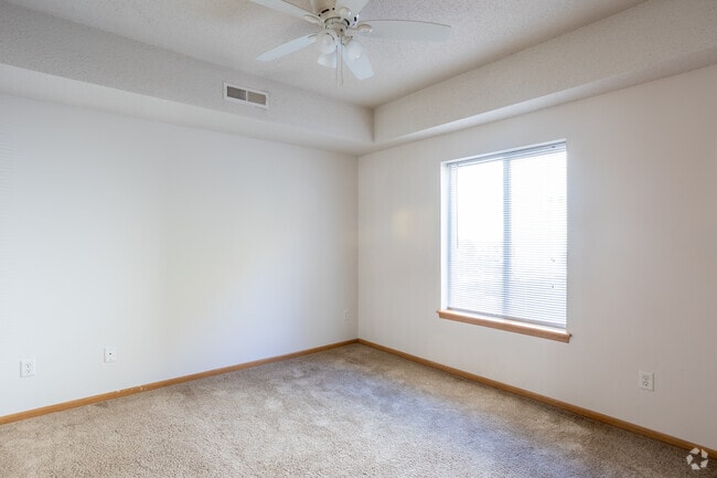 2BR, 1BA - 920SF Ground Floor Second Bedroom - 926 Harlocke St (IC)