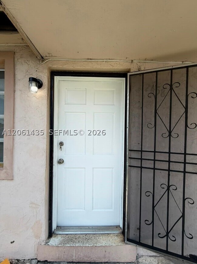 Foto del edificio - 2458 NW 82nd St