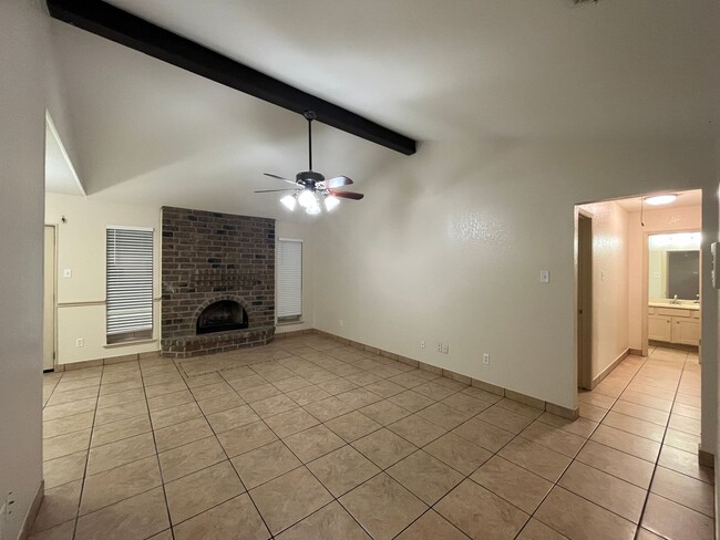 Foto del edificio - 2846 Blue Grass Dr
