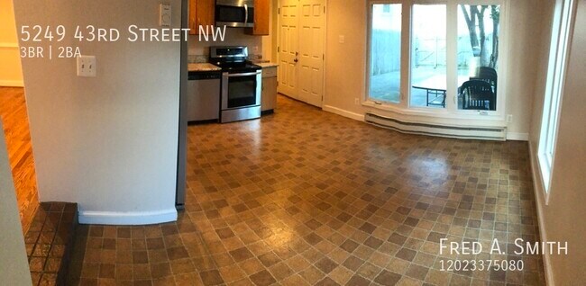 Building Photo - Three Bedroom Town Home with Finished Base...