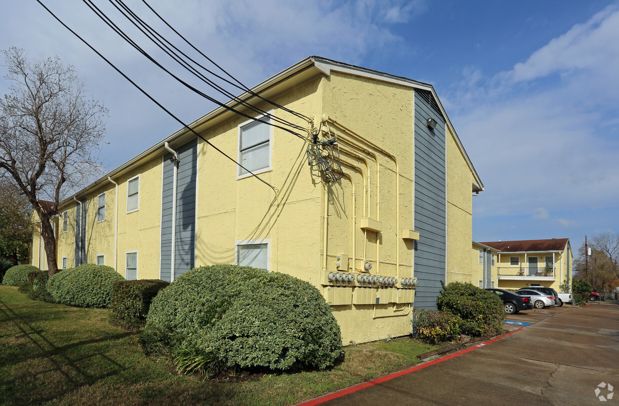 Building Photo - Pino Del Sol Apartments