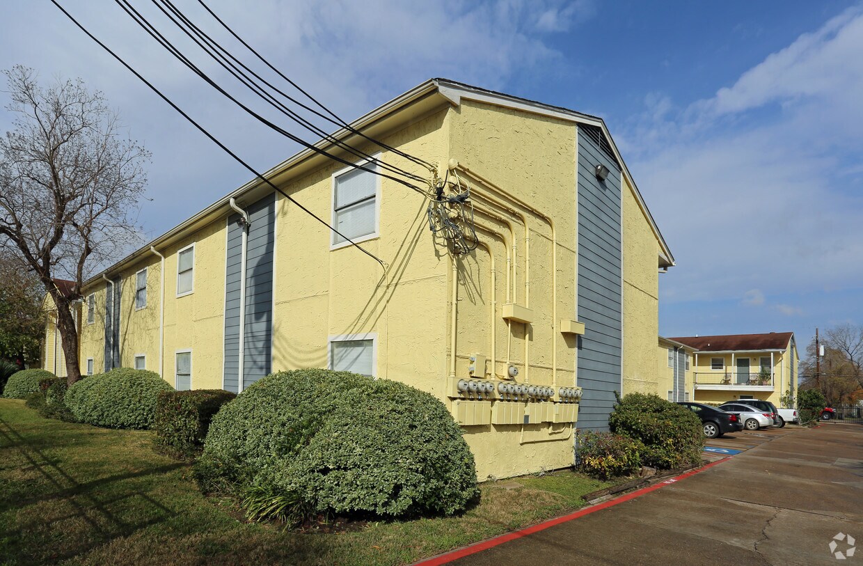 Foto del edificio - Pino Del Sol Apartments