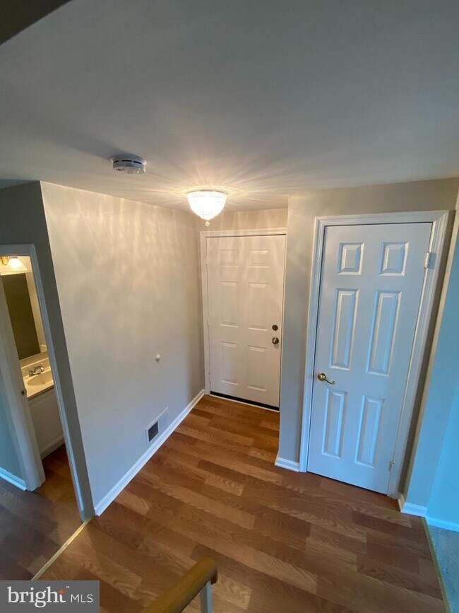 Building Photo - 7831 Brookview Ct