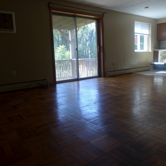 Interior Photo - OXFORD COURT APARTMENTS -- 054