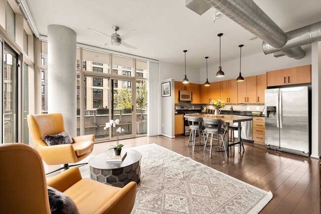Building Photo - HUGE 3rd Floor Luxury 2 Bed, 2 Bath Mount ...