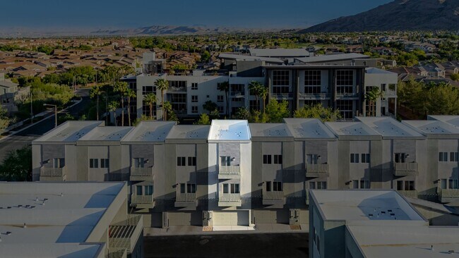 Foto del edificio - Summerlin Townhome 4 bedroom and 5 baths. ...