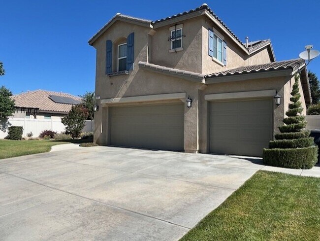 Building Photo - Beautiful Orchard Glen home..
