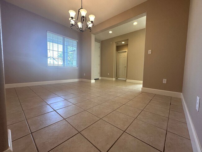Foto del edificio - Gorgeous 4 bed, 3 bath + huge Bonus room i...