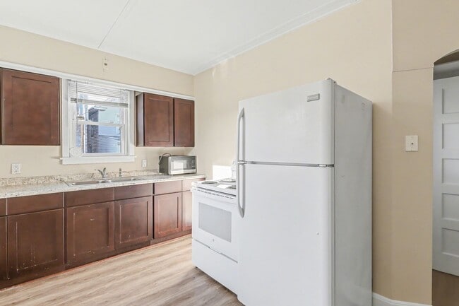 Building Photo - 626 State St