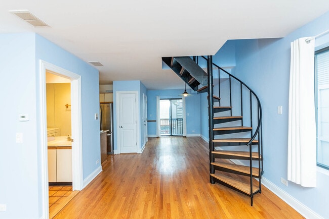 Building Photo - 2643 N Southport Ave