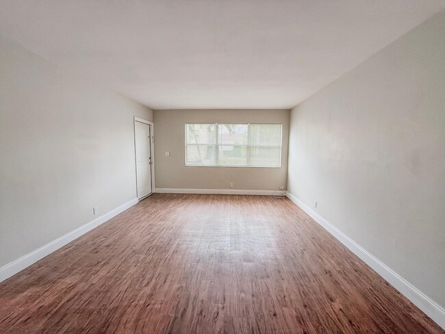 Building Photo - 825 3rd St