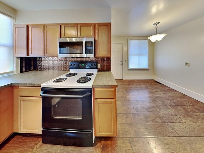 Building Photo - **Coming Soon** 5 Bedroom House Near Gonzaga