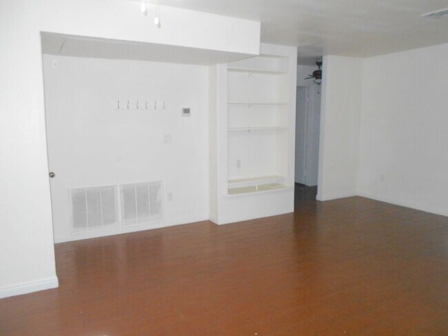 Building Photo - Inviting Home Situated in a Gated Community!