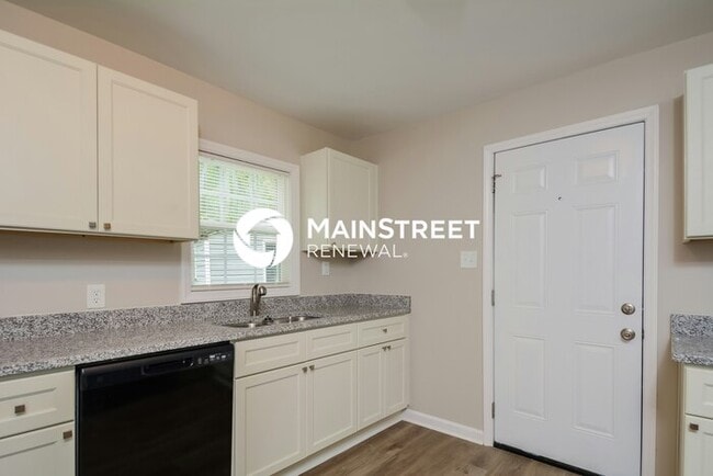 Building Photo - 2 Bedroom Pet-Friendly Home in Hillsborough, NC with Main Street Renewal