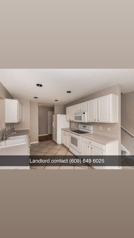 Building Photo - 8802 Laurel Run Dr