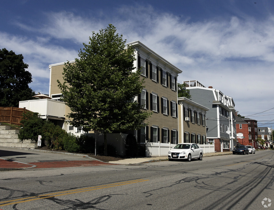 Building Photo - 137 Merrimac St