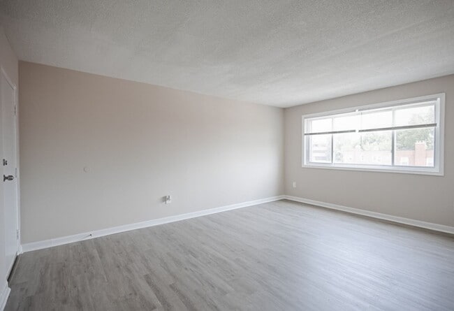 Building Photo - Lovely 2 BR/1 BA Top-Floor Condo in Congre...