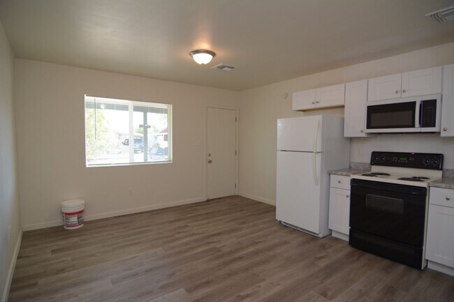 Foto del edificio - Remodeled 1 Bedroom 1 Bath Duplex! Close t...