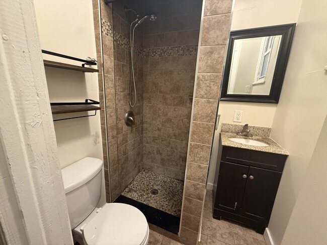 Building Photo - 1819 W Oxford St