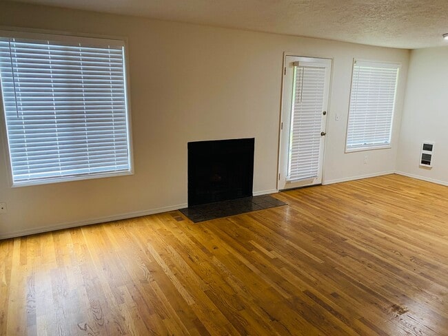 Foto del edificio - Single Level totally renovated 3 bedroom delight