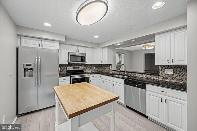 Building Photo - 3827 Bonnybridge Pl