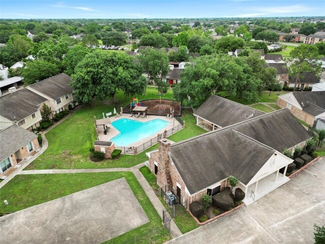 Foto del edificio - 6411 Creekbend Dr