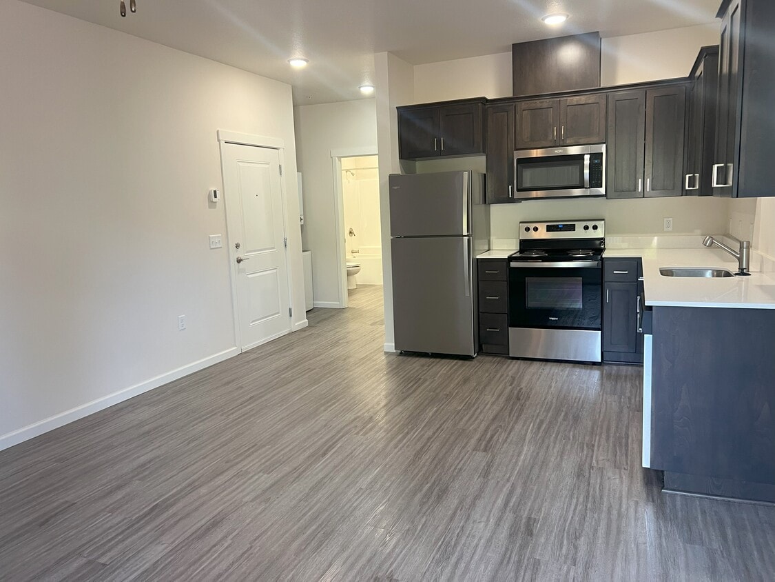 Kitchen, Living, Dining - 725 Lockwood Ln S