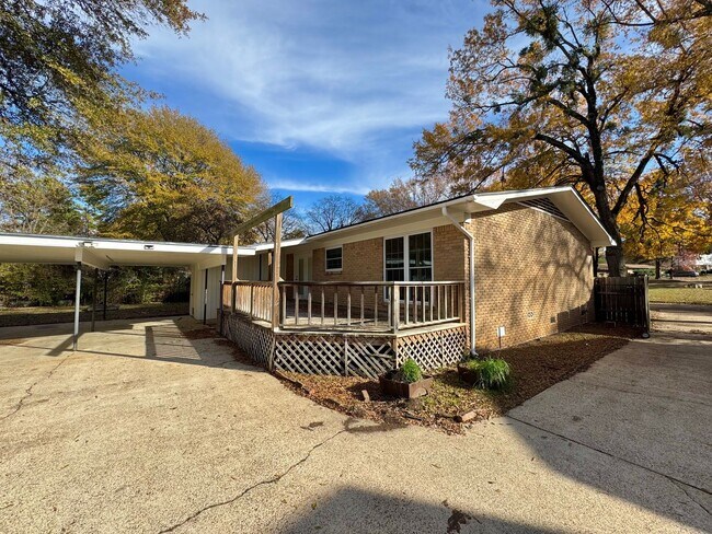 Foto del edificio - Coming Soon!!! 3 beds, 2 baths, 2 living areas — plenty of space to live, relax, and enjoy!