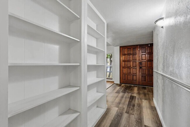 Foto del edificio - 2705 Treeview Dr