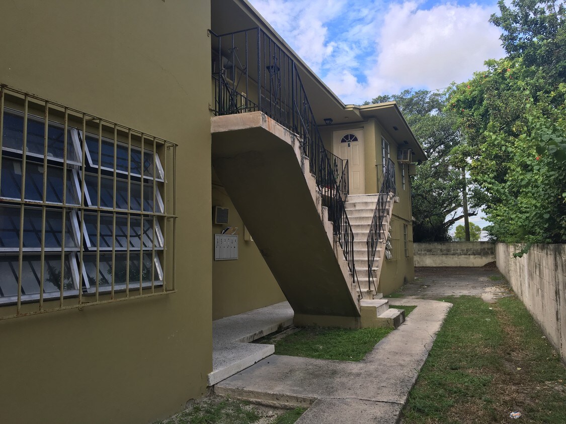 Foto del edificio - 5954 NE 4th Ct