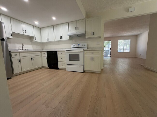 Foto del edificio - Newly Renovated 2-Bedroom Home with Large Yard – Pet Friendly in North Highlands! Move in Today!!!