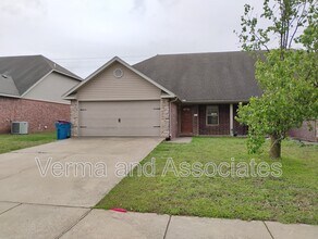 Building Photo - 3003 SW Deerfield Blvd