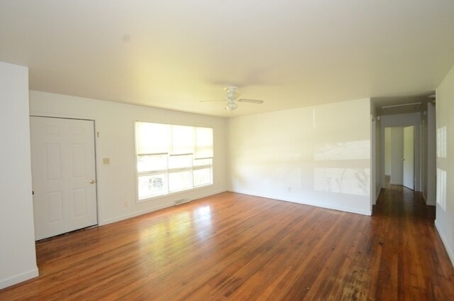 Foto del edificio - 915 Country Club Rd