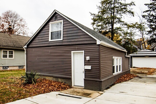 Foto del edificio - 17645 Lakeport Ave