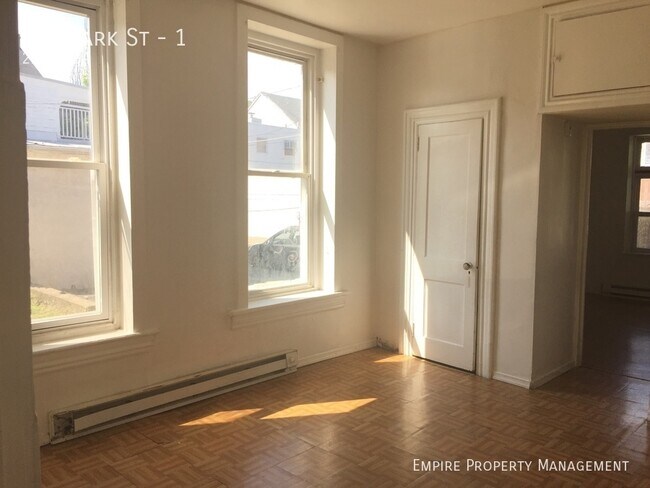 Building Photo - 1st Floor: 1st Floor 2-Bedroom/1-Bathroom ...