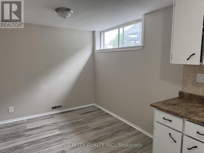 Building Photo - 263 Hullmar Dr