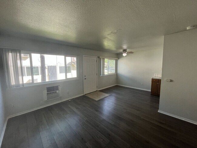 Building Photo - Modern 2 bedroom apartment located in Sacramento, CA!