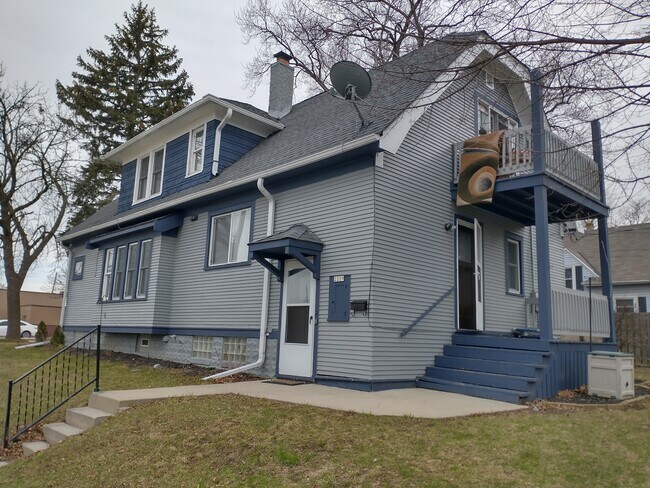 Building Photo - 2229 S 96th St