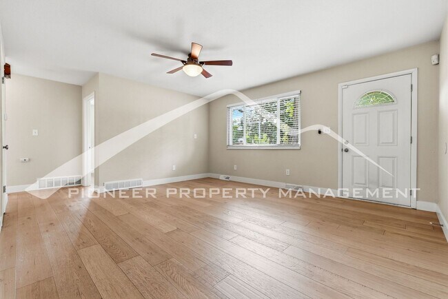 Foto del edificio - Spacious Duplex with Central AC and Washer/Dryer