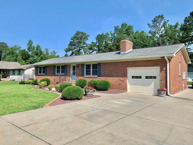 Foto del edificio - Charming Updated Home, Quiet Street Near Base, Fenced Yard!