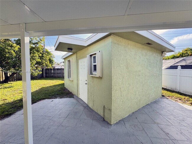 Building Photo - 1400 N 70th Way