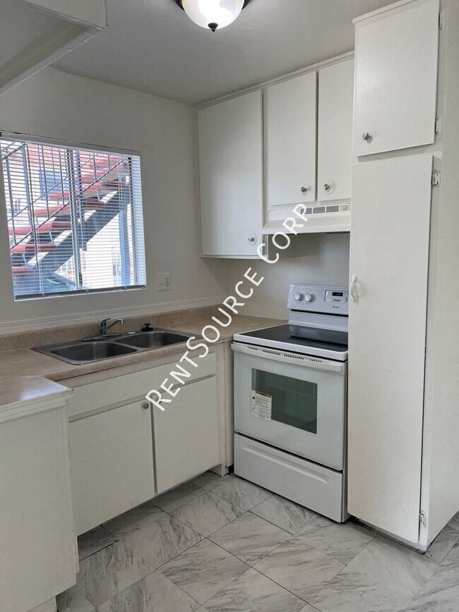 Building Photo - 2 Bedroom 1 Bathroom Condo in Palmdale