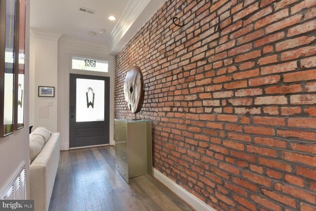 Foto del edificio - 132 Seaton Pl NW