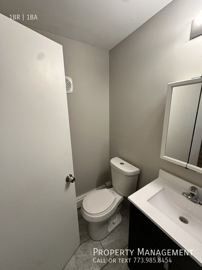 Building Photo - Large Corner Unit Remodeled Apartment in Q...
