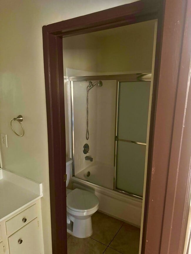Building Photo - Cute Move-In Ready Studio Apartment