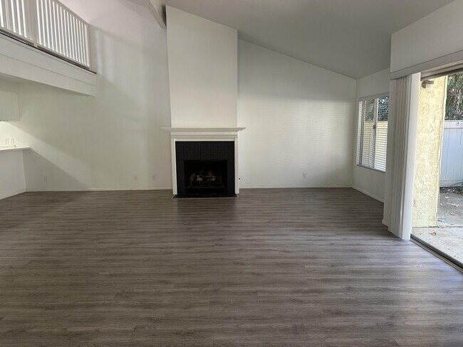 Foto del edificio - 2077 Village Ln