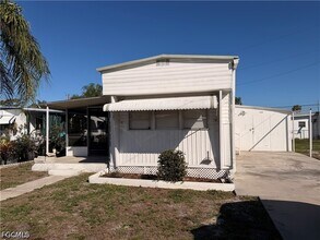 Building Photo - 121 Coachlight Ln