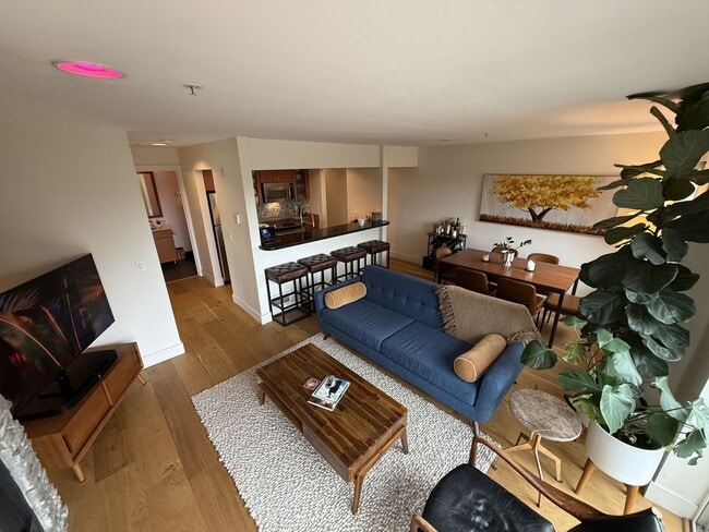 Building Photo - Charming and Rare 2BR/2BA/2Garage Parking ...